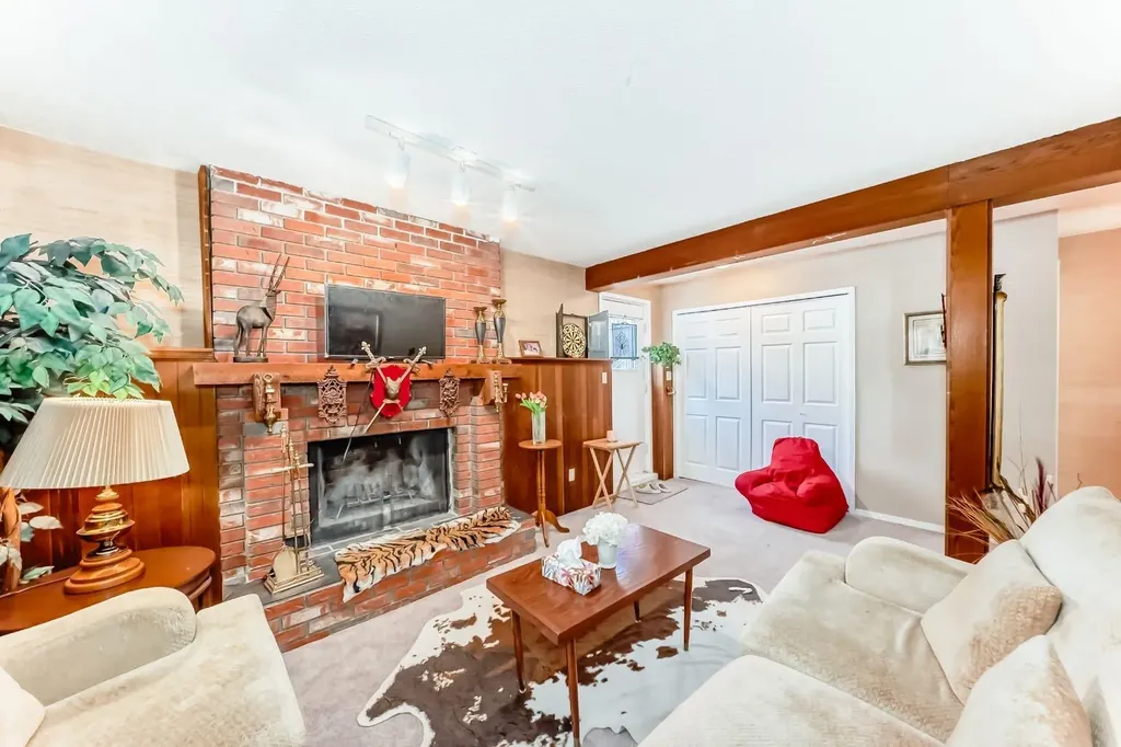 76 Edgewood Drive NW Calgary AB T3A 2T5