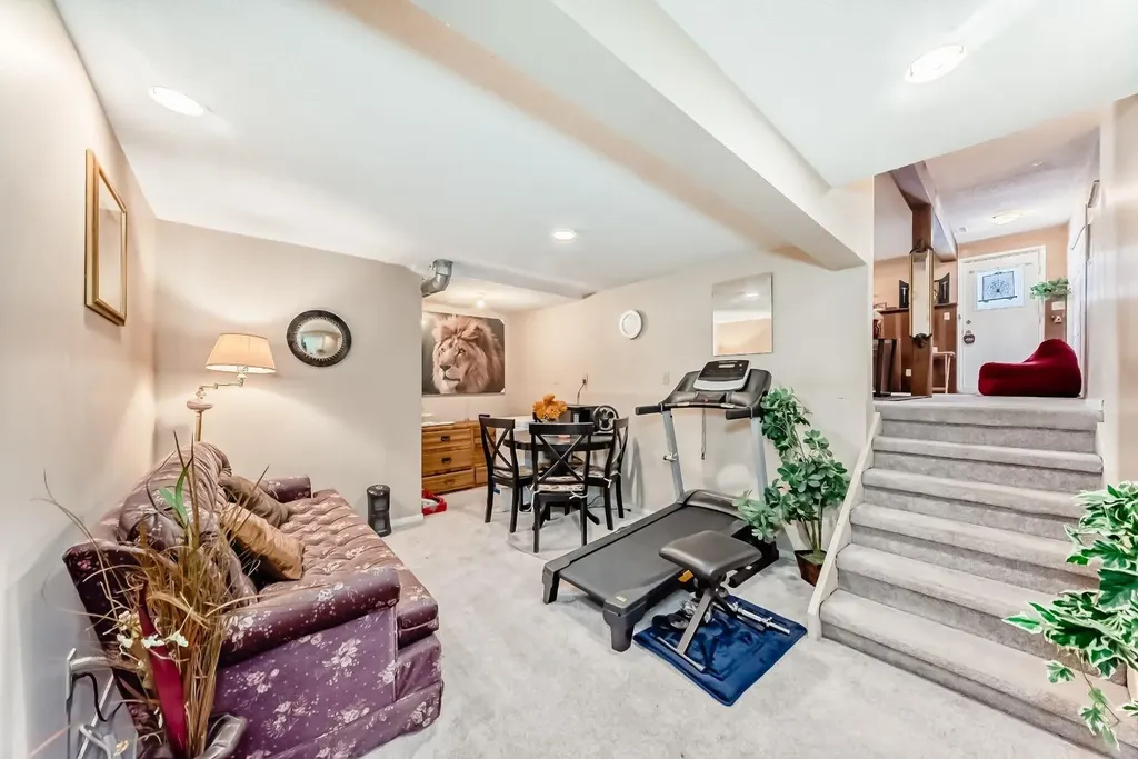 76 Edgewood Drive NW Calgary AB T3A 2T5