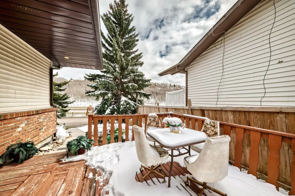 76 Edgewood Drive NW Calgary AB T3A 2T5