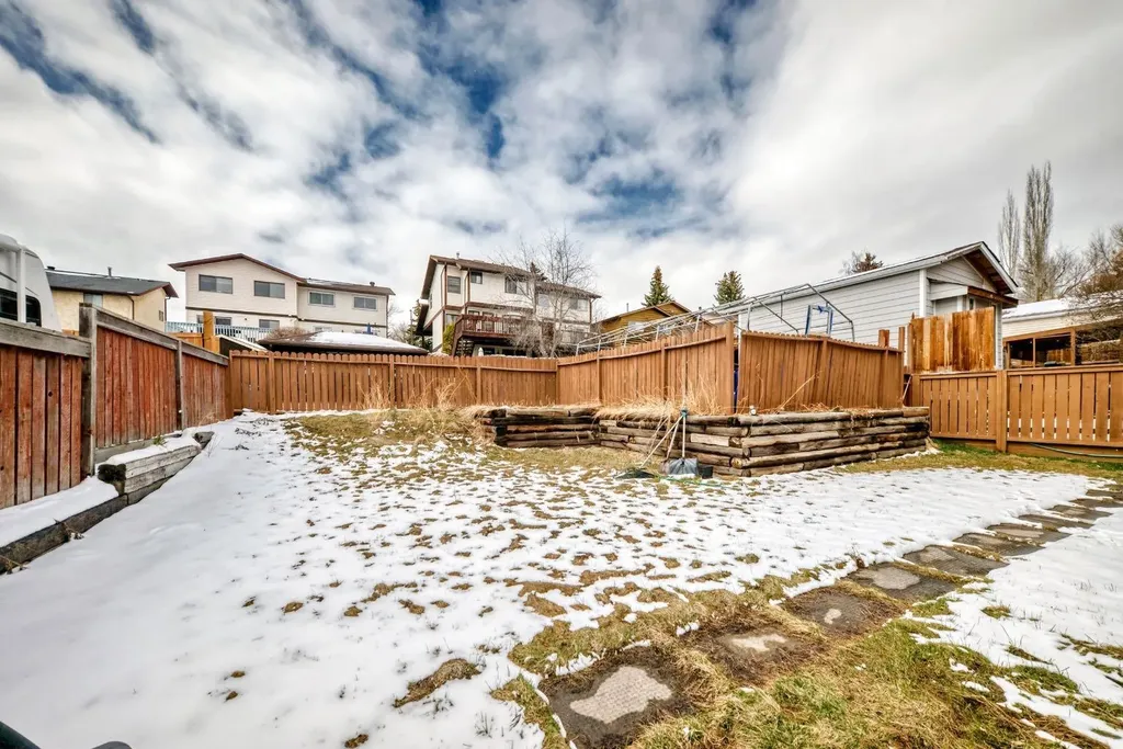 76 Edgewood Drive NW Calgary AB T3A 2T5