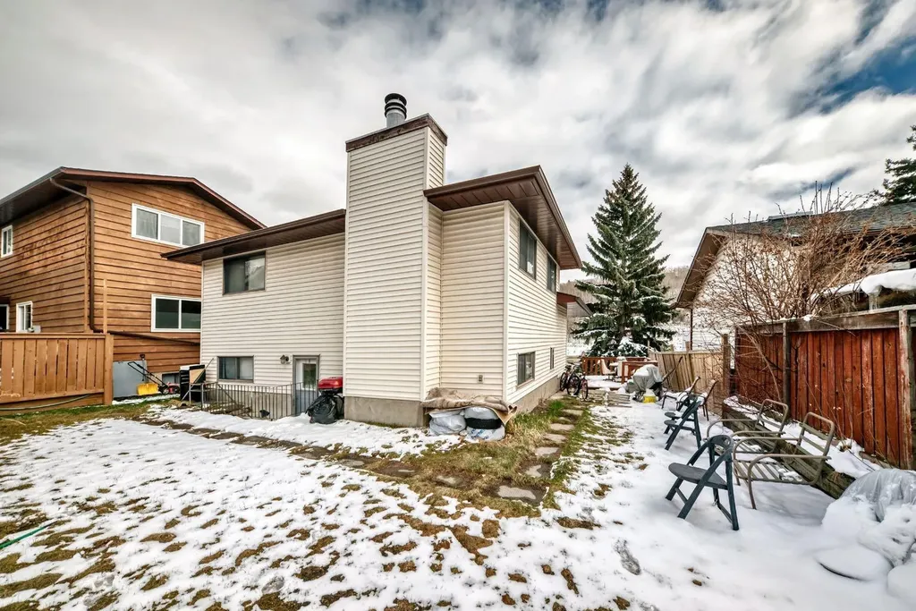 76 Edgewood Drive NW Calgary AB T3A 2T5