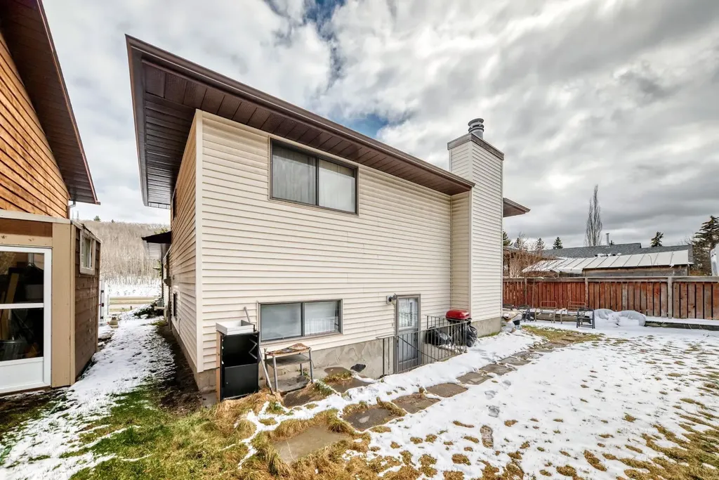 76 Edgewood Drive NW Calgary AB T3A 2T5