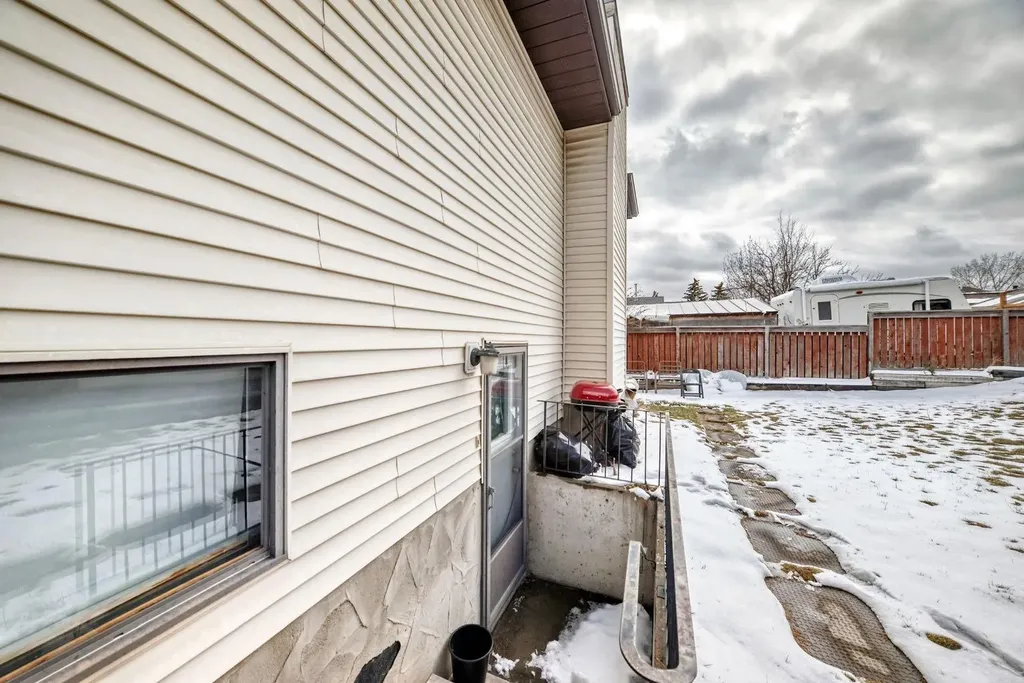 76 Edgewood Drive NW Calgary AB T3A 2T5