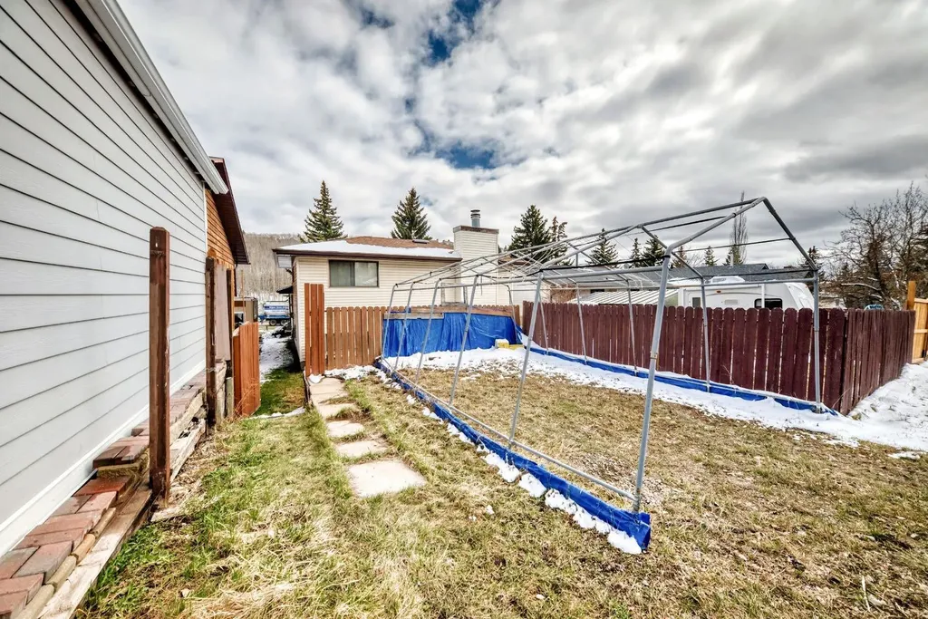 76 Edgewood Drive NW Calgary AB T3A 2T5