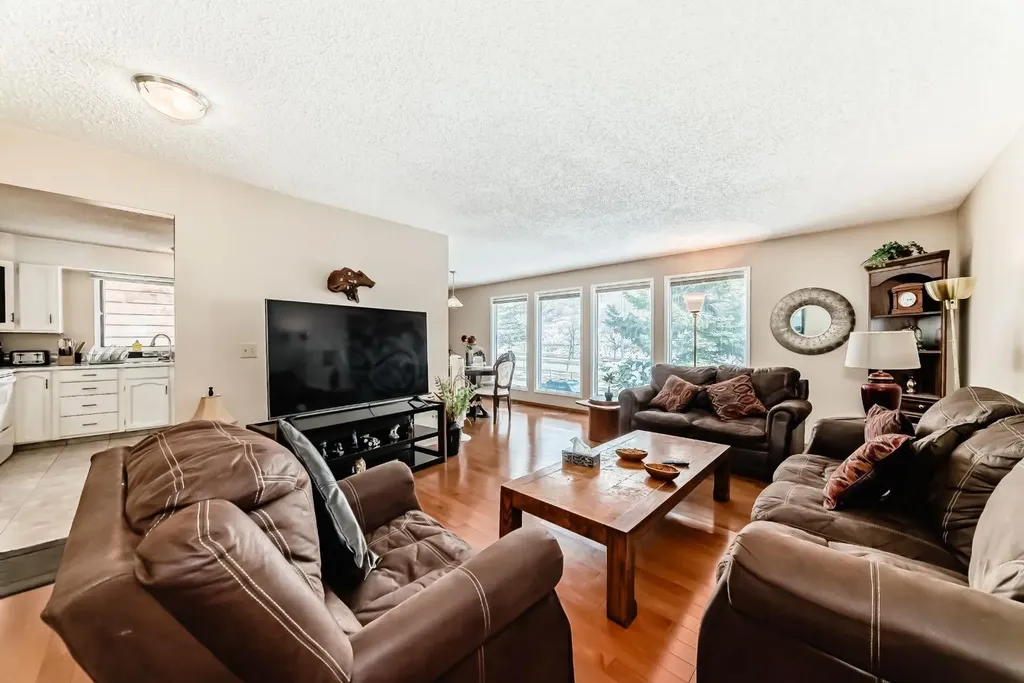 76 Edgewood Drive NW Calgary AB T3A 2T5