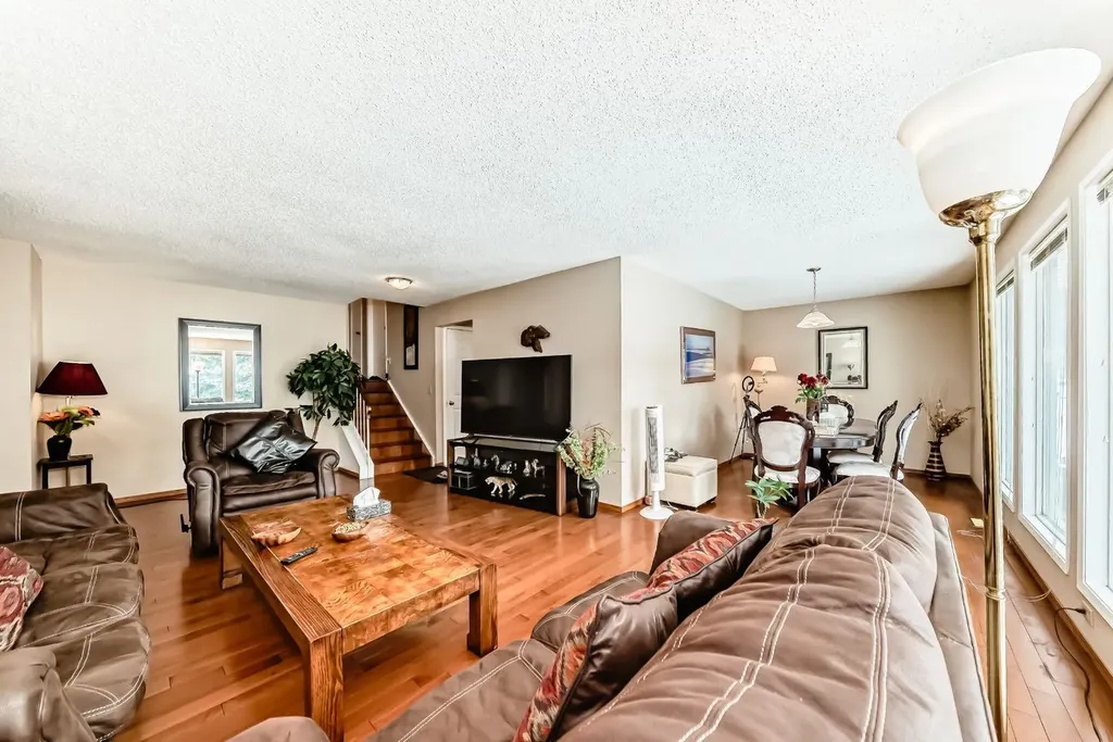 76 Edgewood Drive NW Calgary AB T3A 2T5