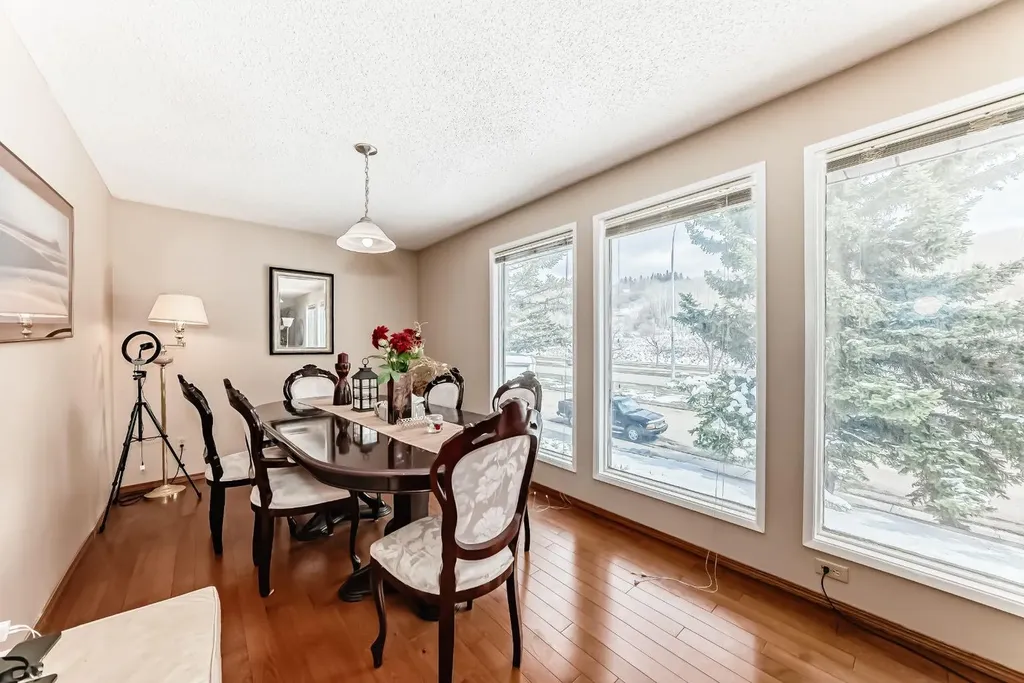 76 Edgewood Drive NW Calgary AB T3A 2T5