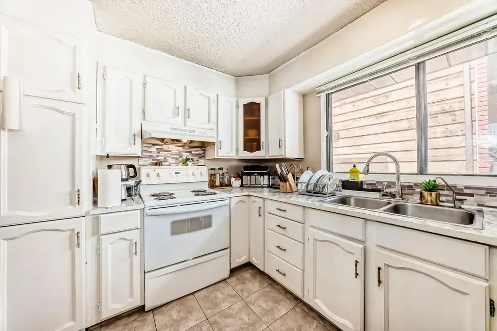 76 Edgewood Drive NW Calgary AB T3A 2T5