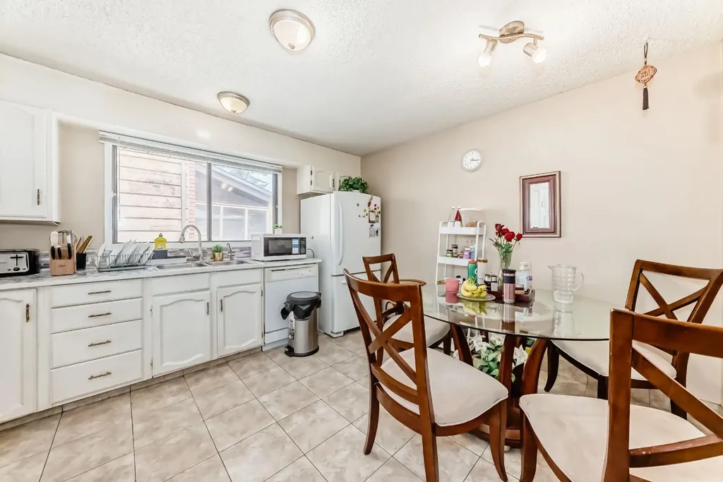 76 Edgewood Drive NW Calgary AB T3A 2T5