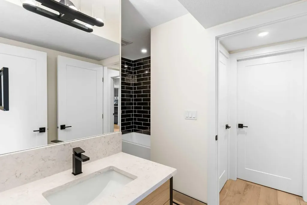 476 West Chestermere Drive Chestermere AB T1X 1B3
