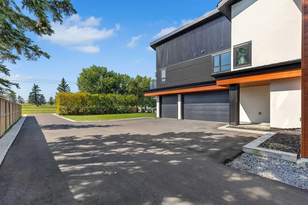 476 West Chestermere Drive Chestermere AB T1X 1B3