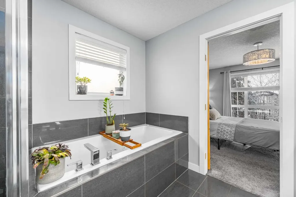 2432 24a Street SW Calgary AB T3E 1W1