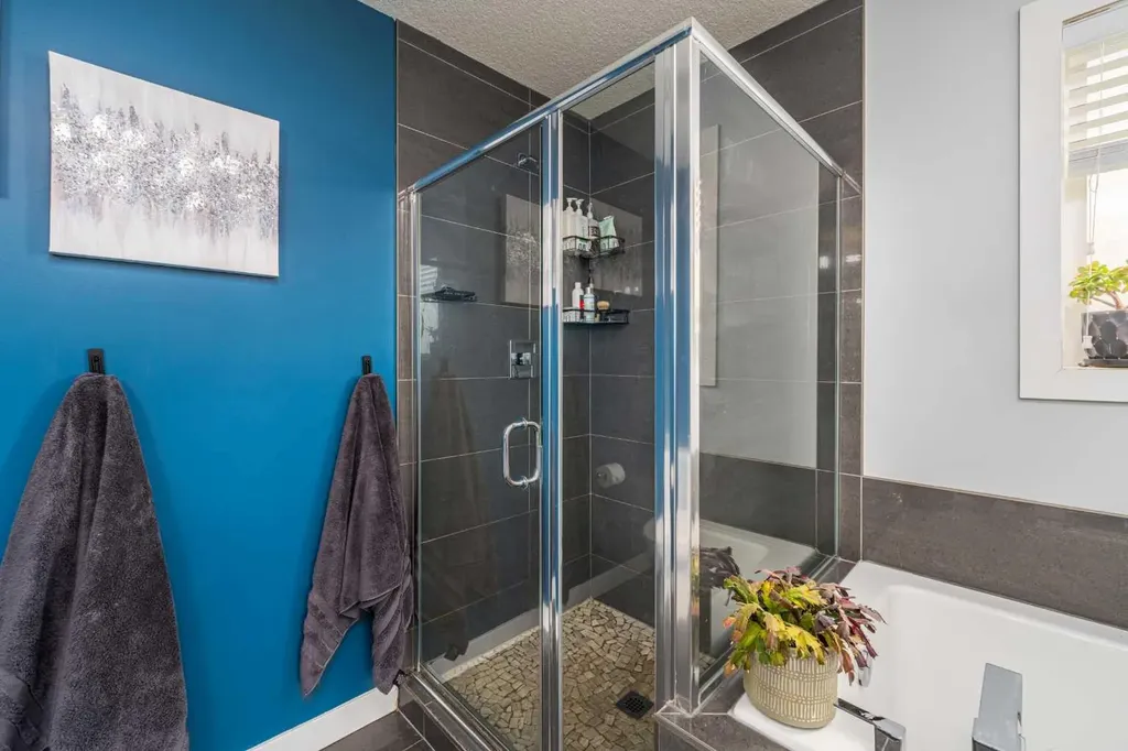 2432 24a Street SW Calgary AB T3E 1W1
