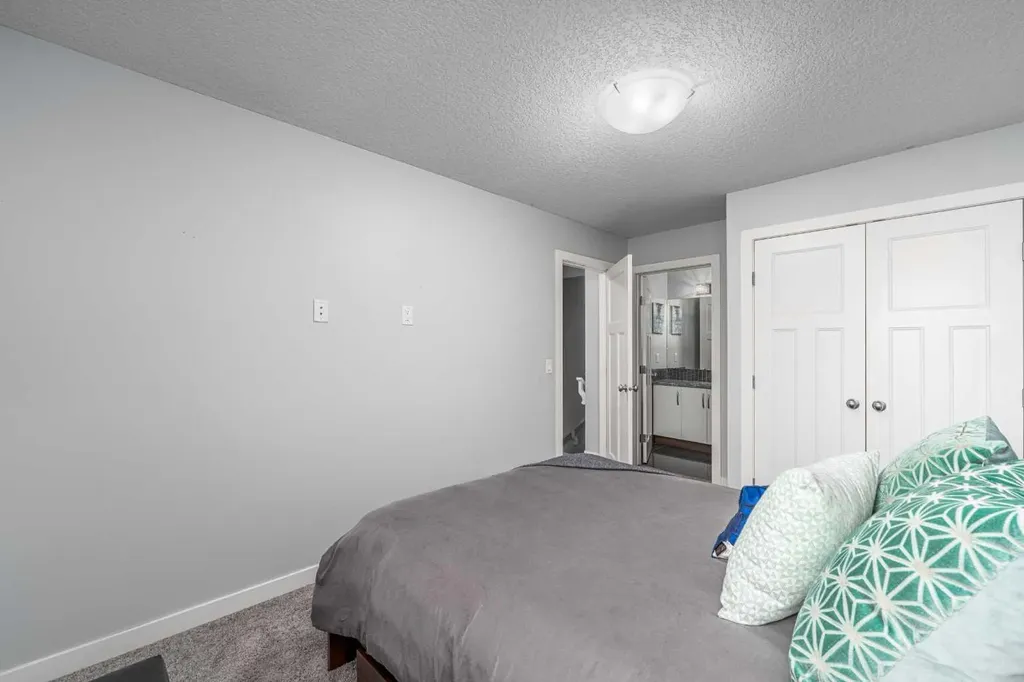 2432 24a Street SW Calgary AB T3E 1W1