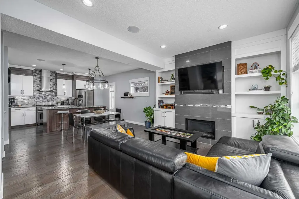2432 24a Street SW Calgary AB T3E 1W1