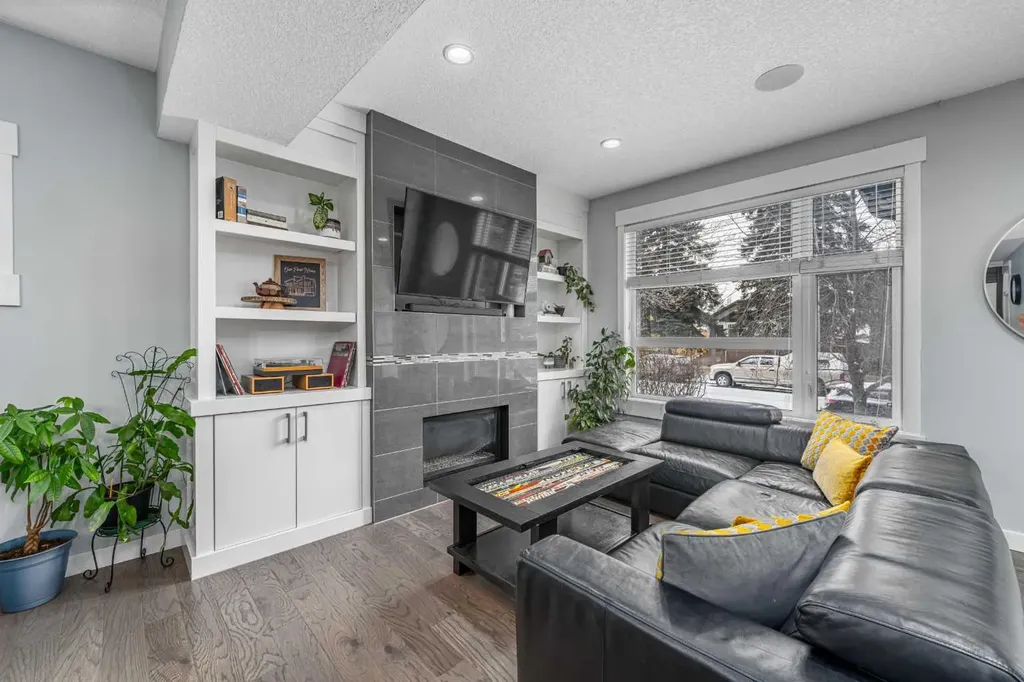 2432 24a Street SW Calgary AB T3E 1W1