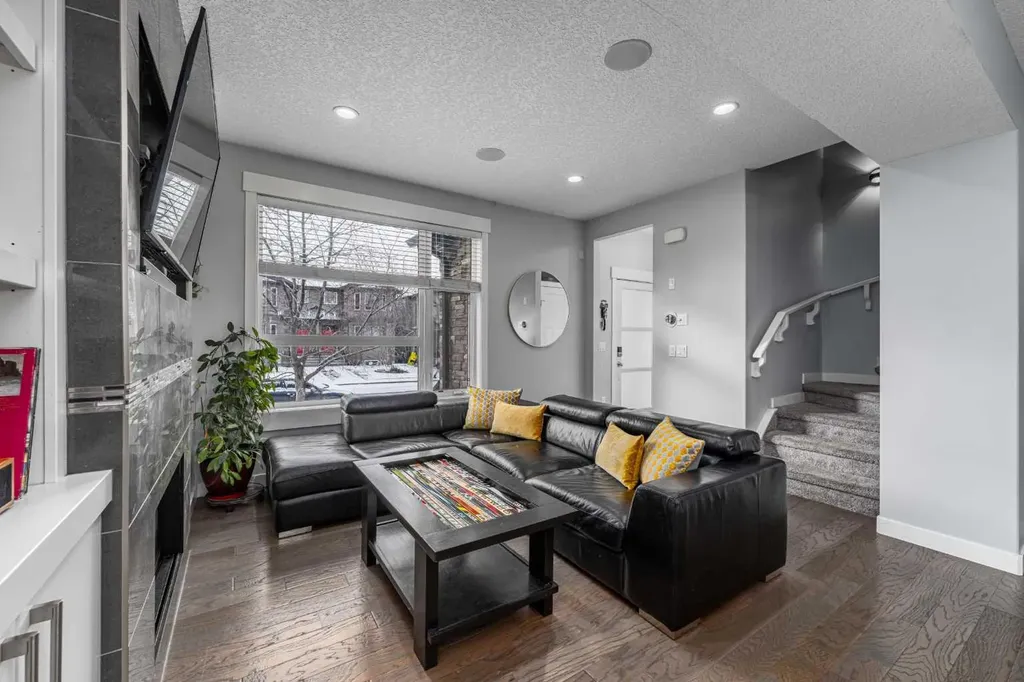 2432 24a Street SW Calgary AB T3E 1W1