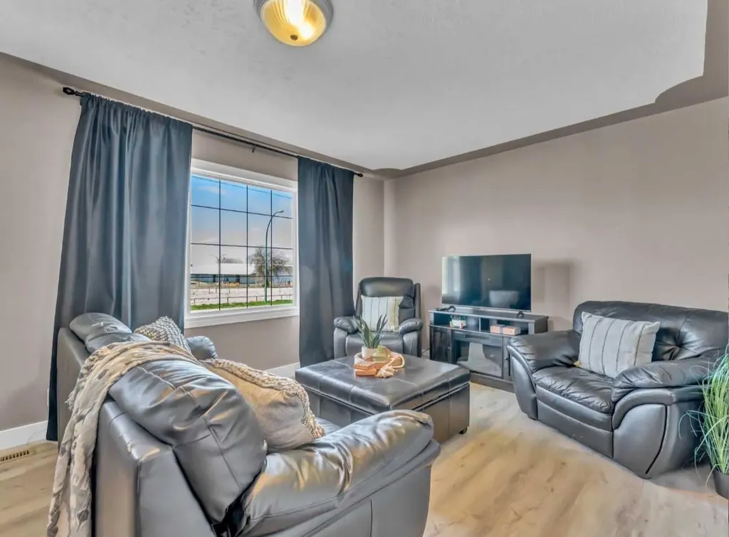 14 1 Street NE Redcliff AB T0J 2P0