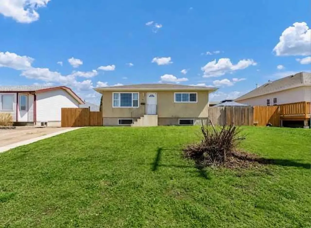 14 1 Street NE Redcliff AB T0J 2P0