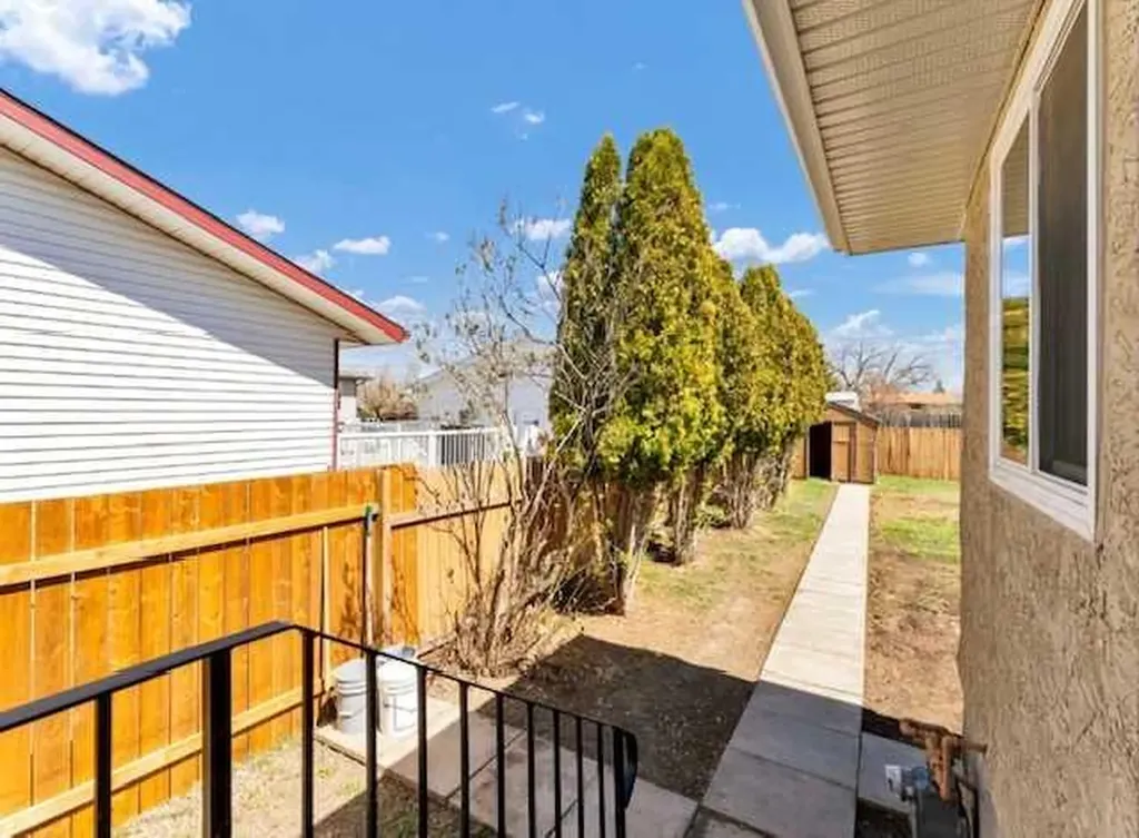 14 1 Street NE Redcliff AB T0J 2P0