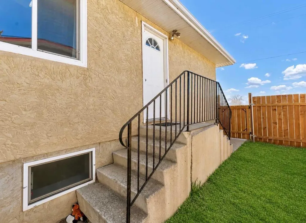 14 1 Street NE Redcliff AB T0J 2P0