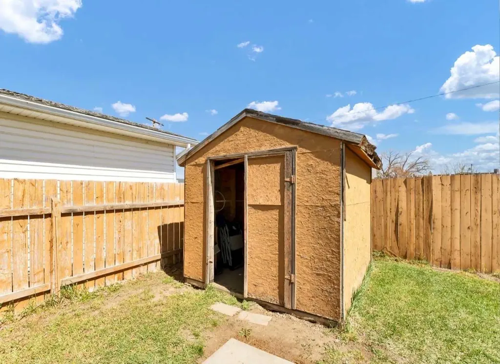 14 1 Street NE Redcliff AB T0J 2P0