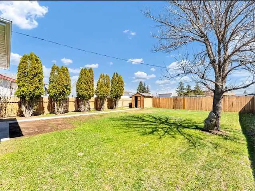 14 1 Street NE Redcliff AB T0J 2P0