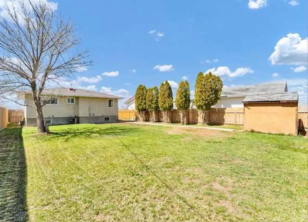 14 1 Street NE Redcliff AB T0J 2P0