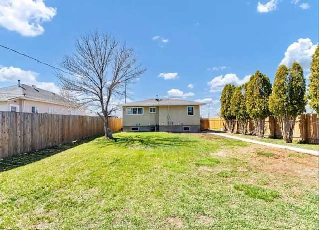 14 1 Street NE Redcliff AB T0J 2P0