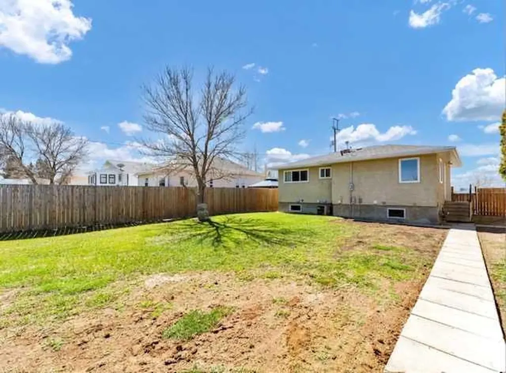 14 1 Street NE Redcliff AB T0J 2P0