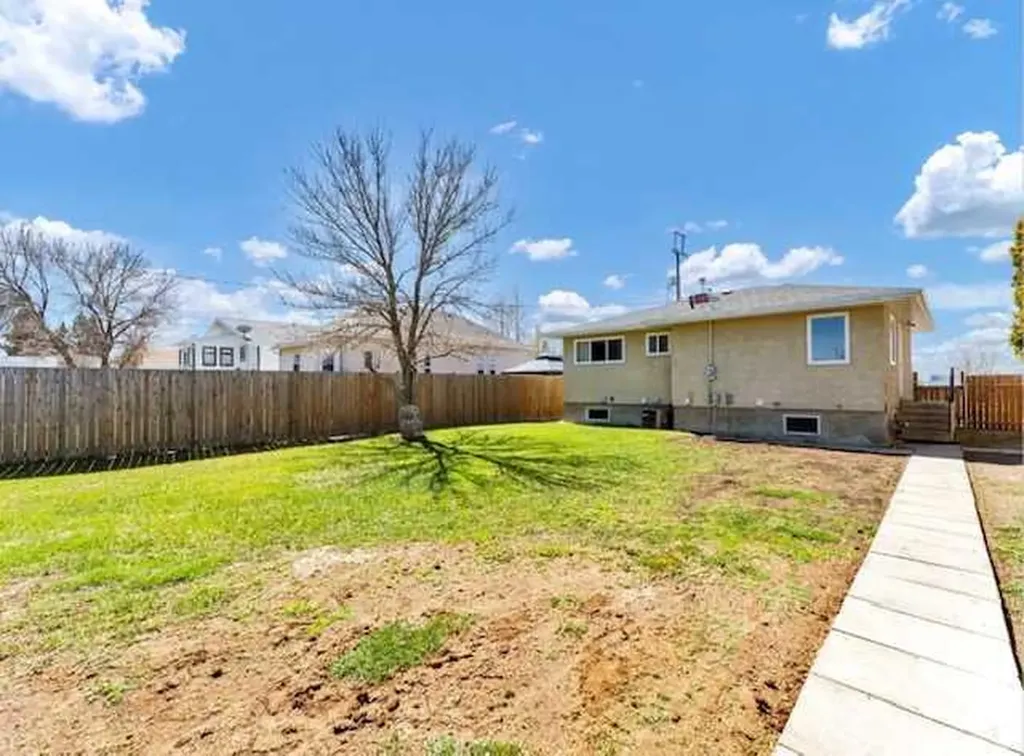 14 1 Street NE Redcliff AB T0J 2P0