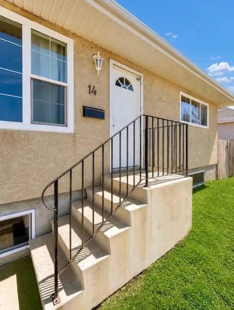 14 1 Street NE Redcliff AB T0J 2P0