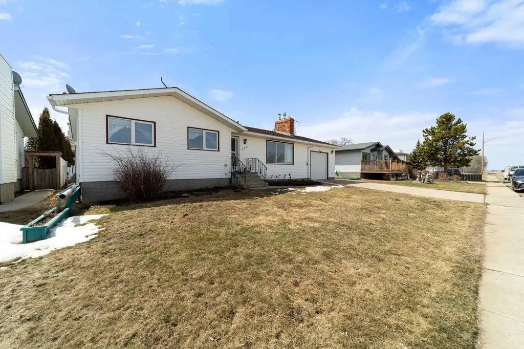 5221 51 Avenue Holden AB T0B 2C0
