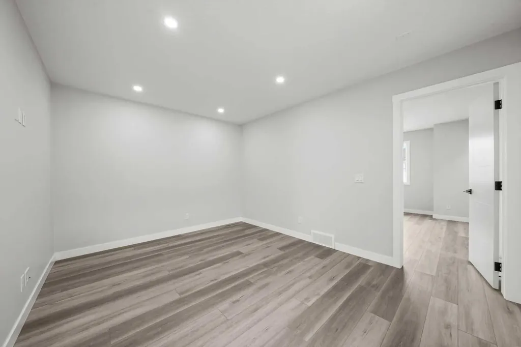 46 Versant View SW Calgary AB T2Y0S8