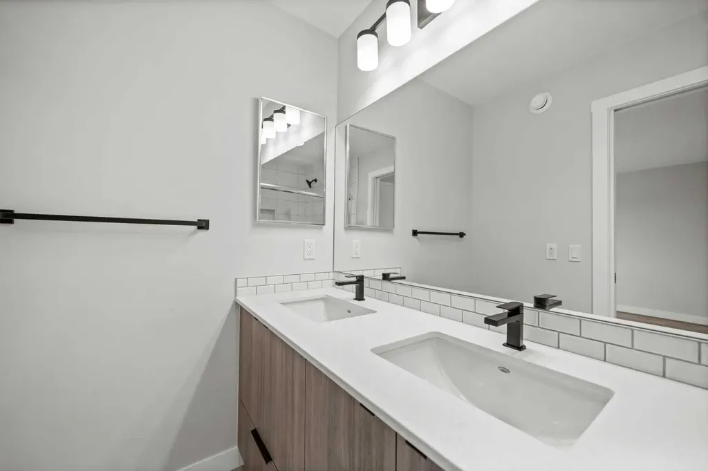 46 Versant View SW Calgary AB T2Y0S8