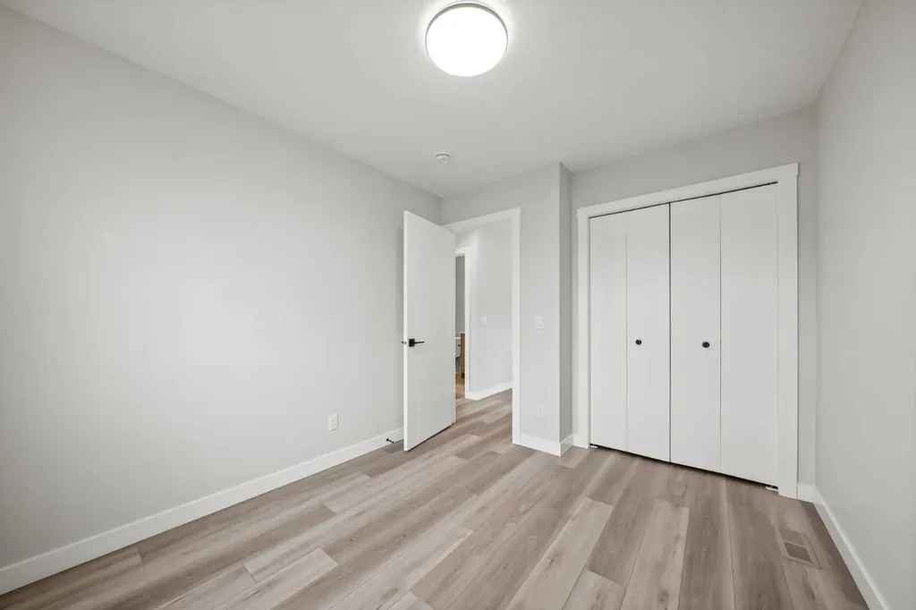 46 Versant View SW Calgary AB T2Y0S8