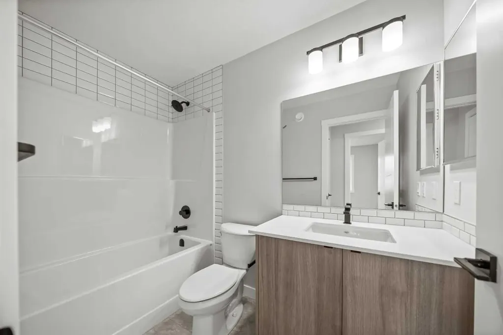 46 Versant View SW Calgary AB T2Y0S8