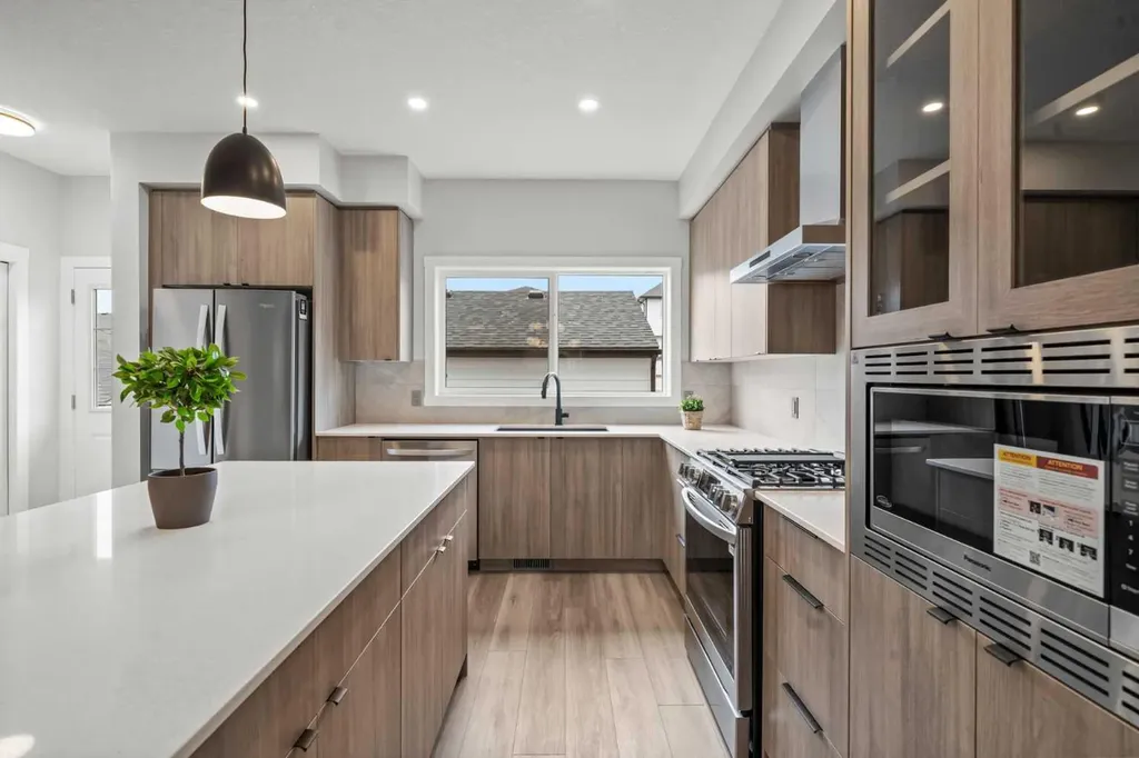 46 Versant View SW Calgary AB T2Y0S8