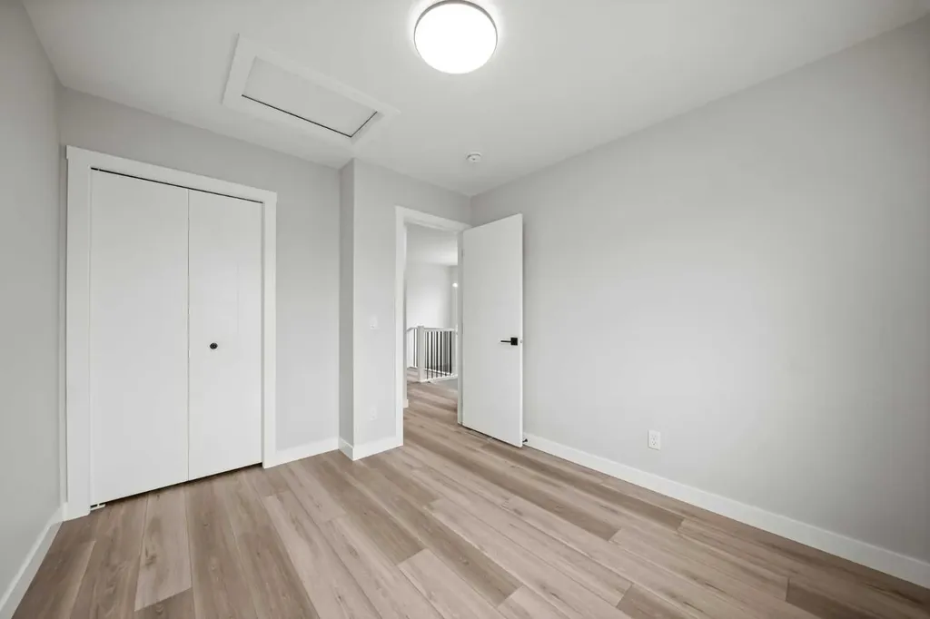46 Versant View SW Calgary AB T2Y0S8
