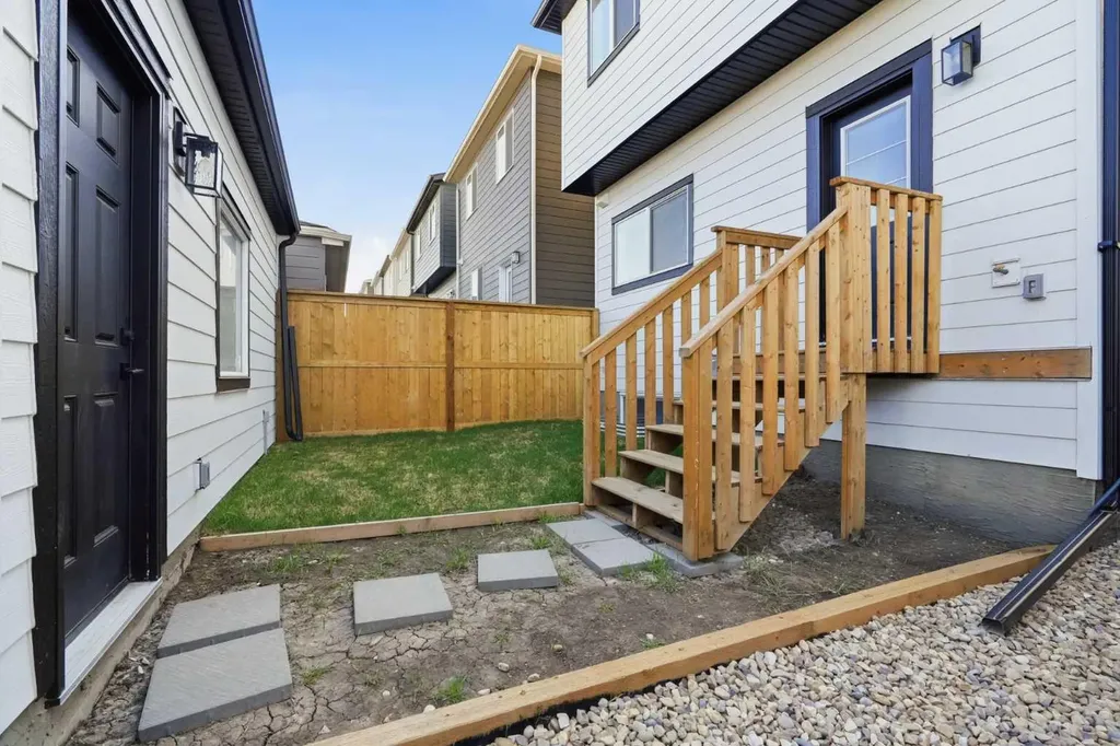 46 Versant View SW Calgary AB T2Y0S8