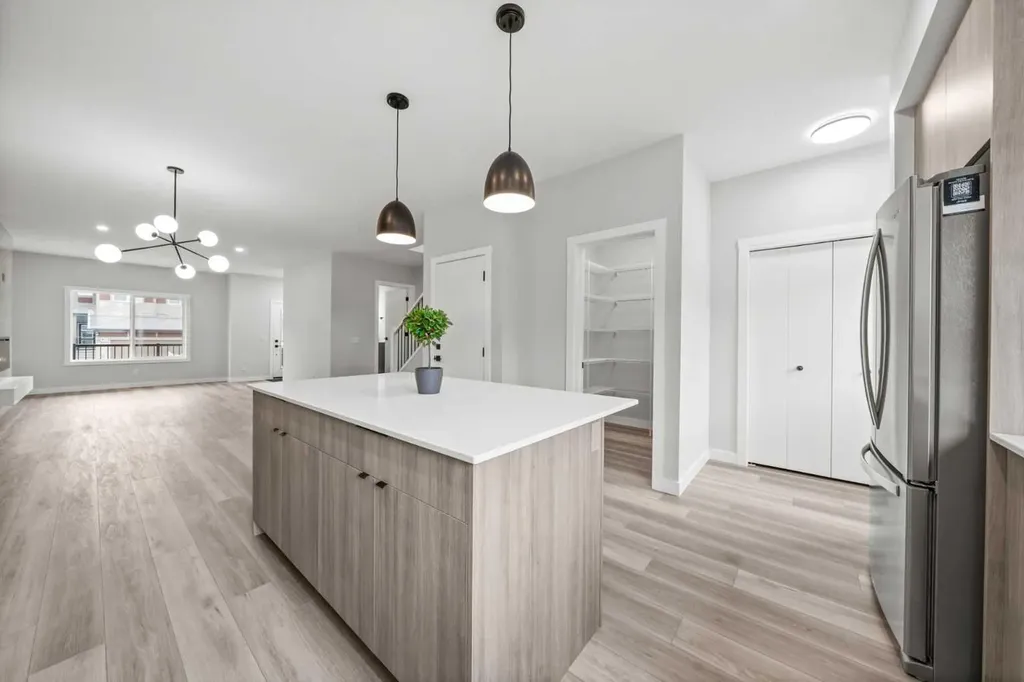 46 Versant View SW Calgary AB T2Y0S8