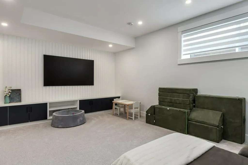3010 26a Street SW Calgary AB T3E 2E1