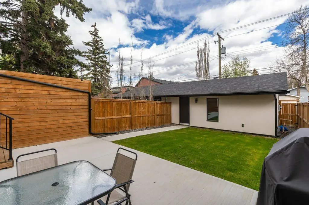 3010 26a Street SW Calgary AB T3E 2E1