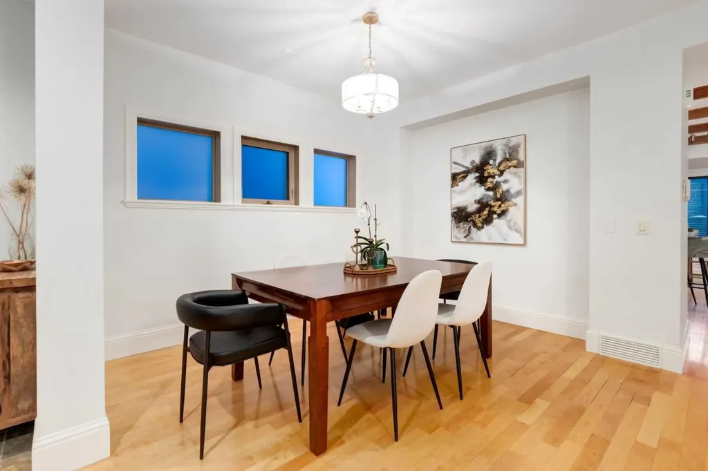 2021 32 Avenue SW Calgary AB T2T 1W7