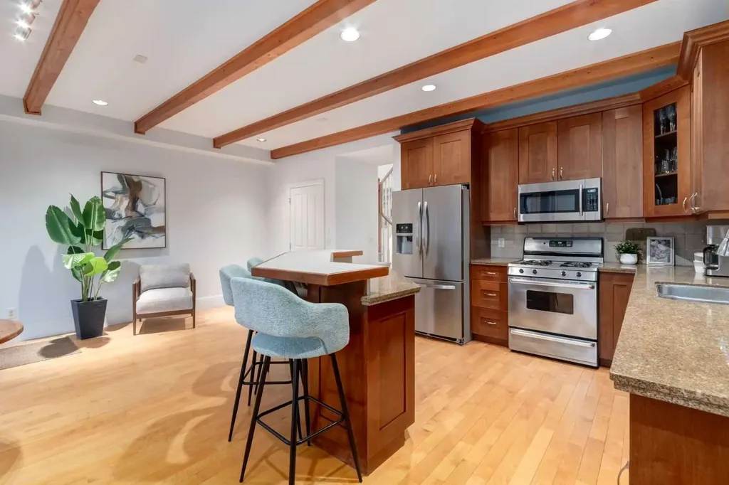 2021 32 Avenue SW Calgary AB T2T 1W7
