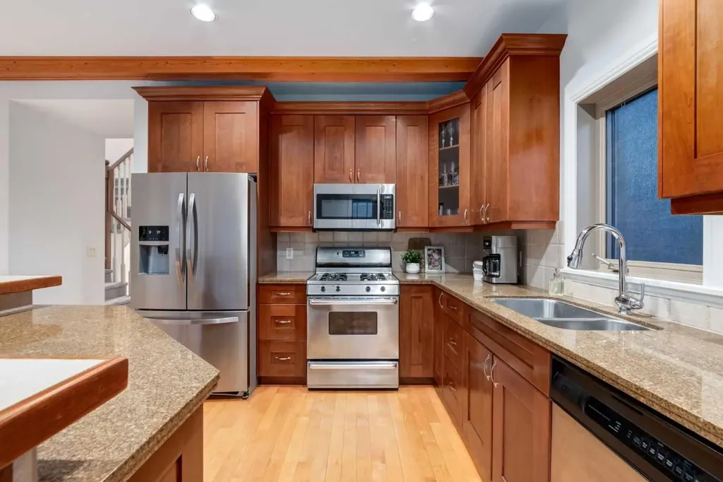 2021 32 Avenue SW Calgary AB T2T 1W7