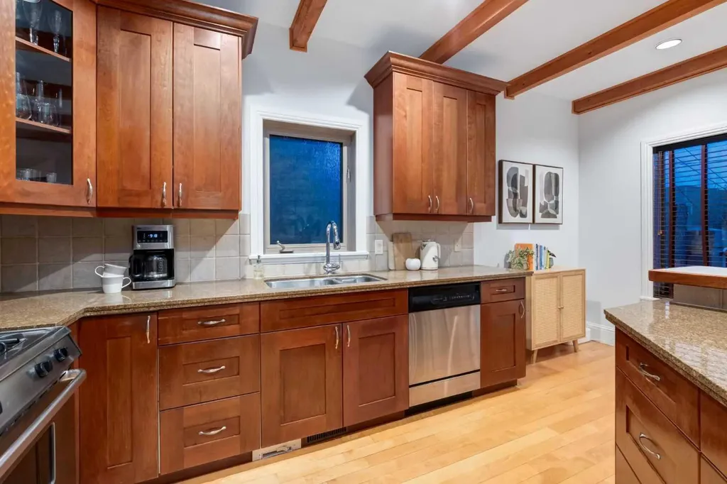 2021 32 Avenue SW Calgary AB T2T 1W7