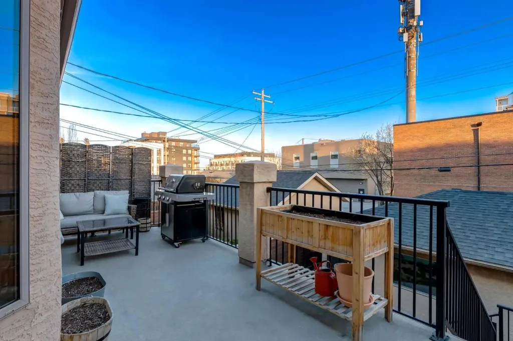 2021 32 Avenue SW Calgary AB T2T 1W7