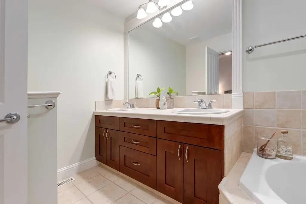 2021 32 Avenue SW Calgary AB T2T 1W7