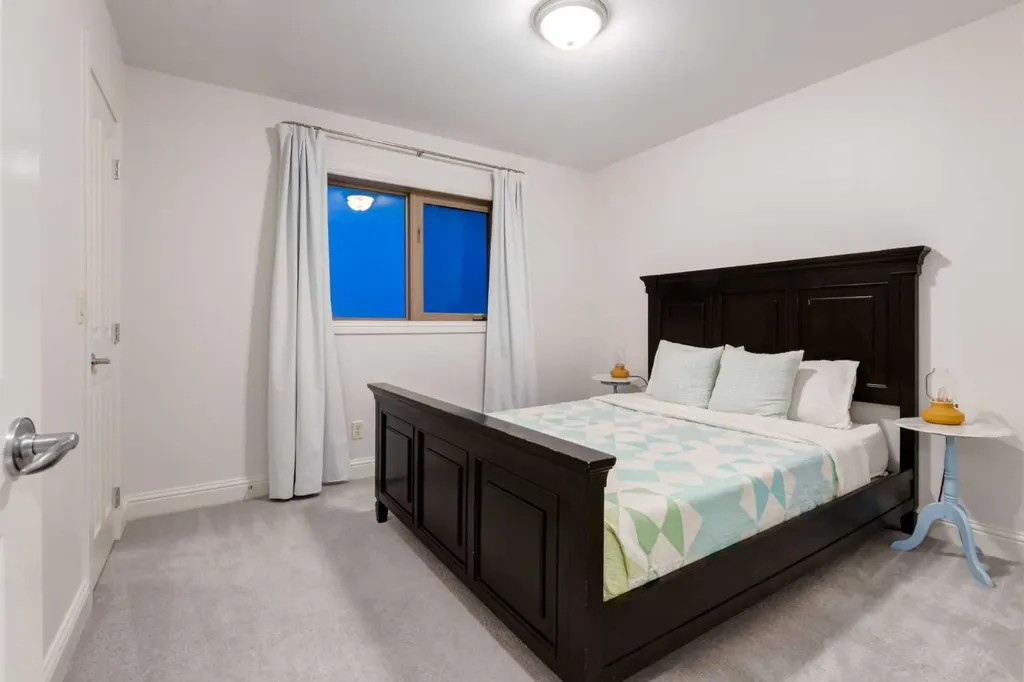 2021 32 Avenue SW Calgary AB T2T 1W7